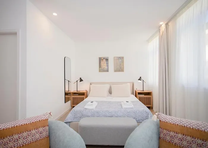 Liiiving In - Urban Art アパート