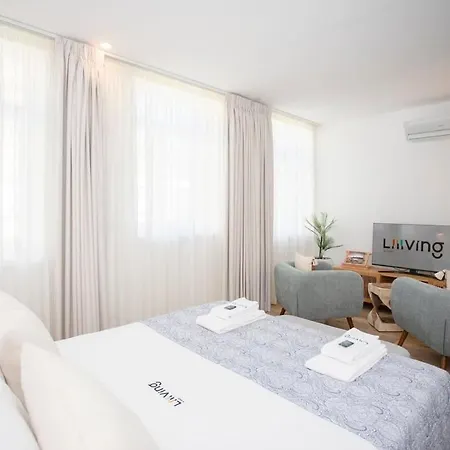 Liiiving In - Urban Art Daire Porto