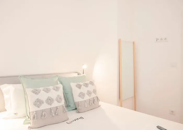 Liiiving In - Urban Art Daire Porto