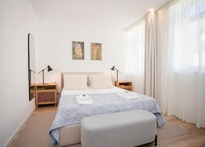 Liiiving In - Urban Art Daire Porto